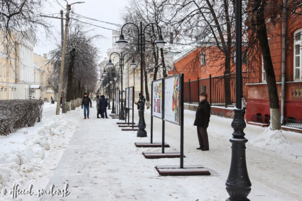 В Смоленске на улице Маяковского открылась уличная выставка