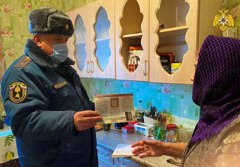 Многодетным семьям Монастырщинского района установили пожарные извещатели