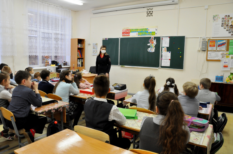В Смоленске для школьников провели мастер-класс «Ярко и безопасно»