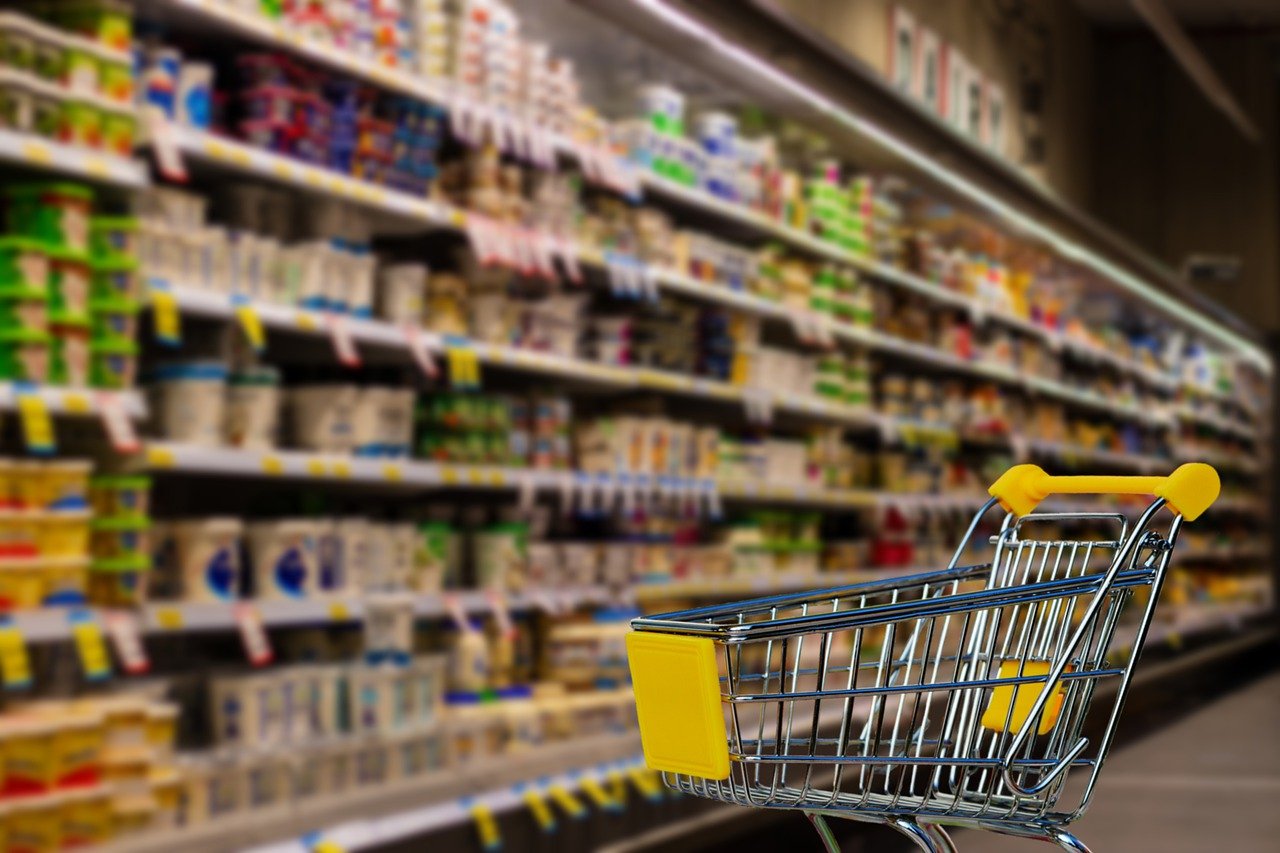 Двоих смолян подозревают в хищении продуктов и алкоголя из супермаркета