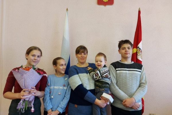 В Смоленской области 15 многодетных матерей наградили почетным знаком «Материнская слава»