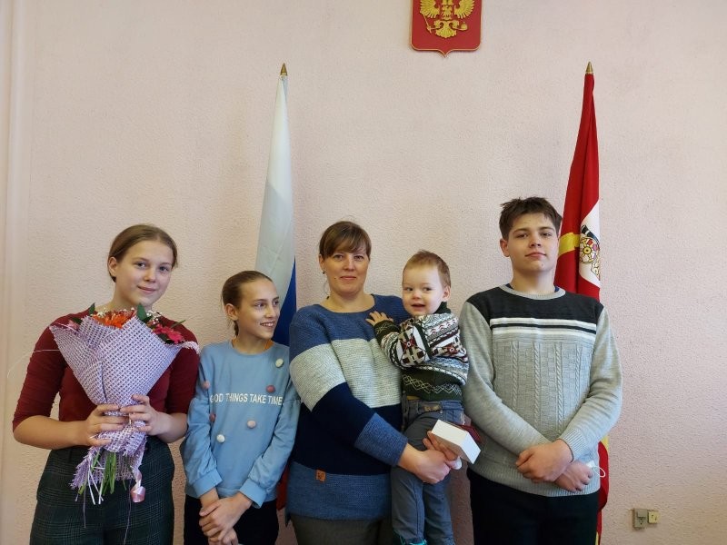 В Смоленской области 15 многодетных матерей наградили почетным знаком «Материнская слава»