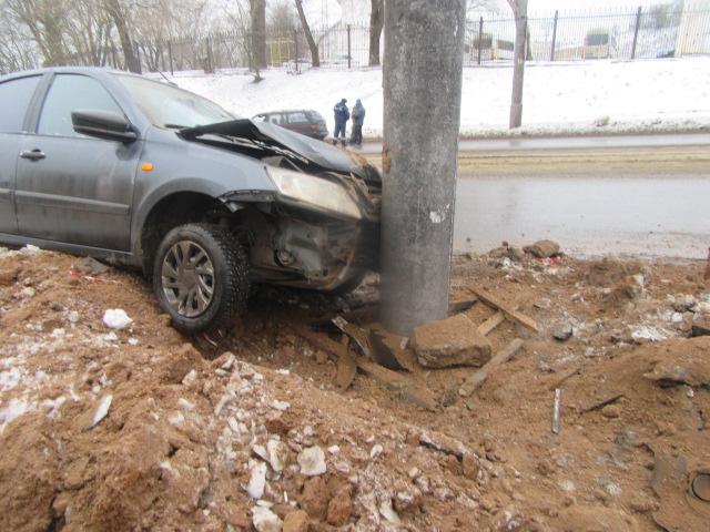 В Смоленске на улице Дзержинского автомобиль врезался в столб