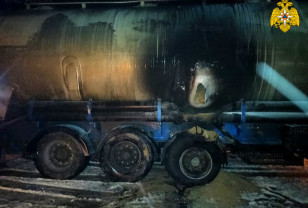 На трассе М-1 в Ярцевском районе у фуры загорелся прицеп