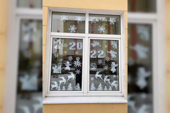 В Смоленске детские сады и школы украшают к Новому году