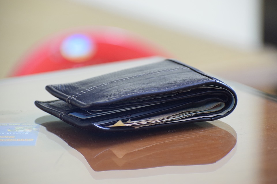 У смолянки в торговом центре украли кошелек с деньгами в сумме 10 тысяч рублей