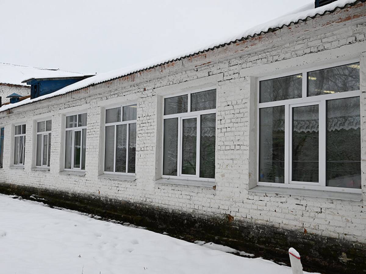 В Барановской сельской школе Сафоновского района заменили окна