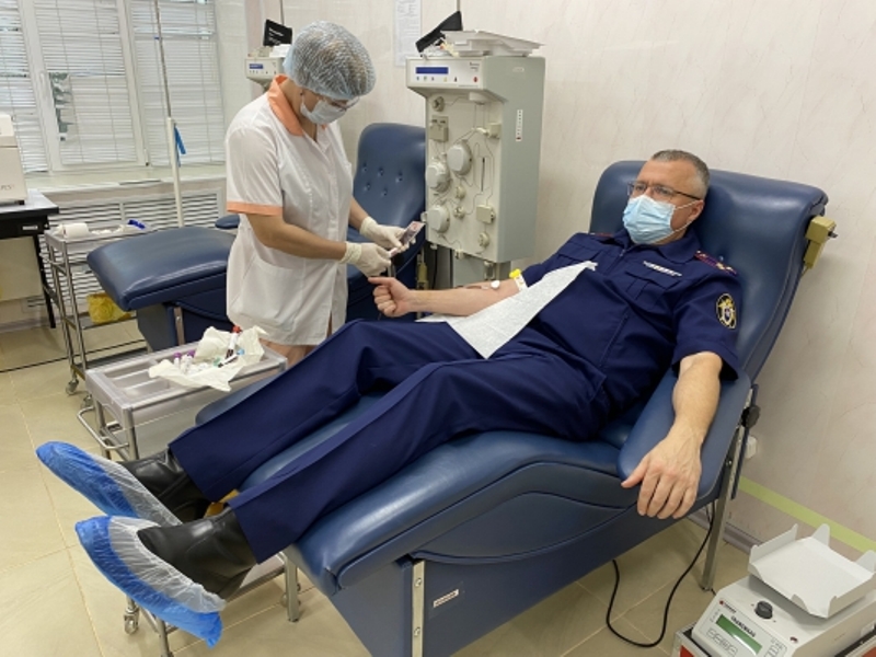 В Смоленске офицеры Следственного комитета сдали кровь и плазму для помощи больным COVID-19