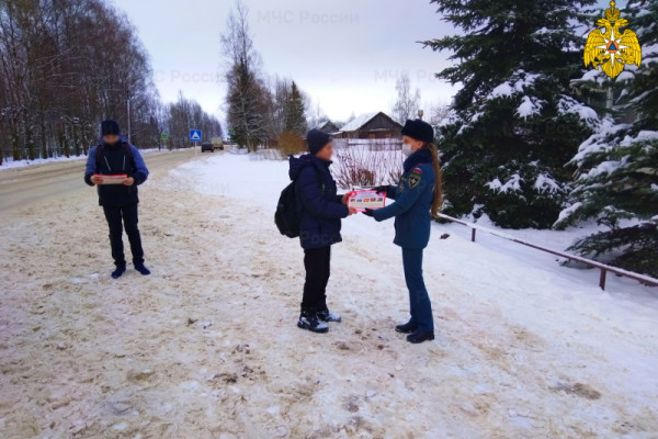 Жителям села Новодугино рассказали о правилах безопасности при использовании пиротехники