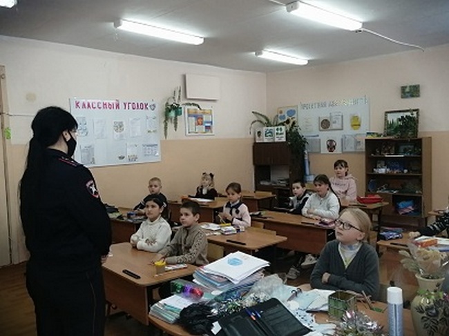 В школе Ярцева прошел урок по безопасному поведению на дороге