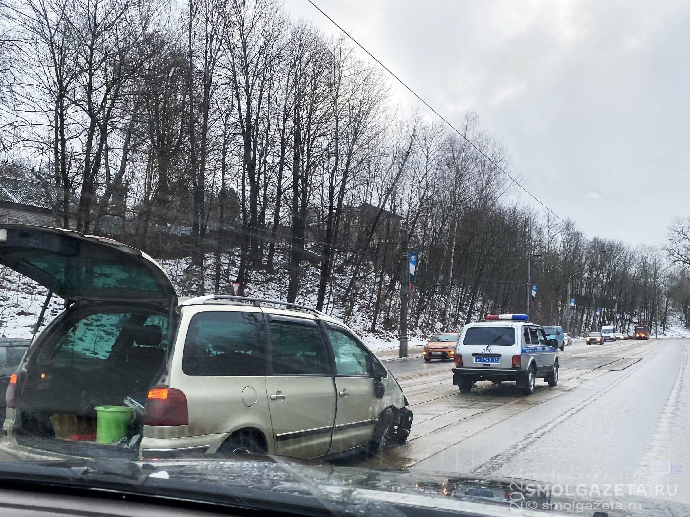 Авария в Ленинском районе Смоленска затормозила движение трамваев