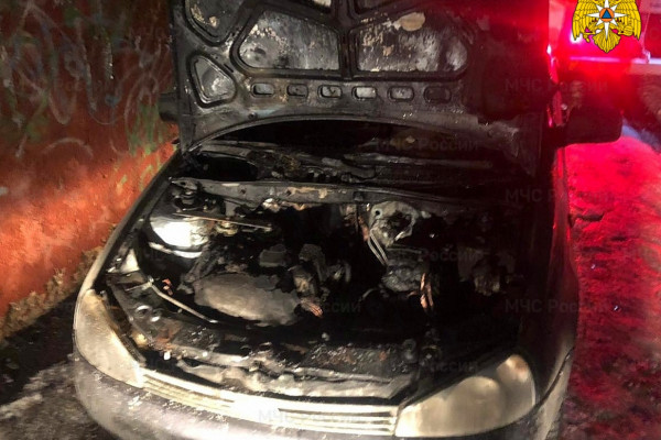 В Смоленске на улице Попова ночью горел автомобиль