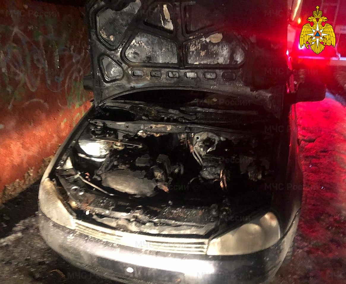 В Смоленске на улице Попова ночью горел автомобиль
