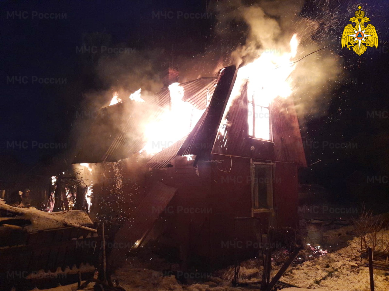 В Смоленской области при пожаре в жилом доме погибли два человека