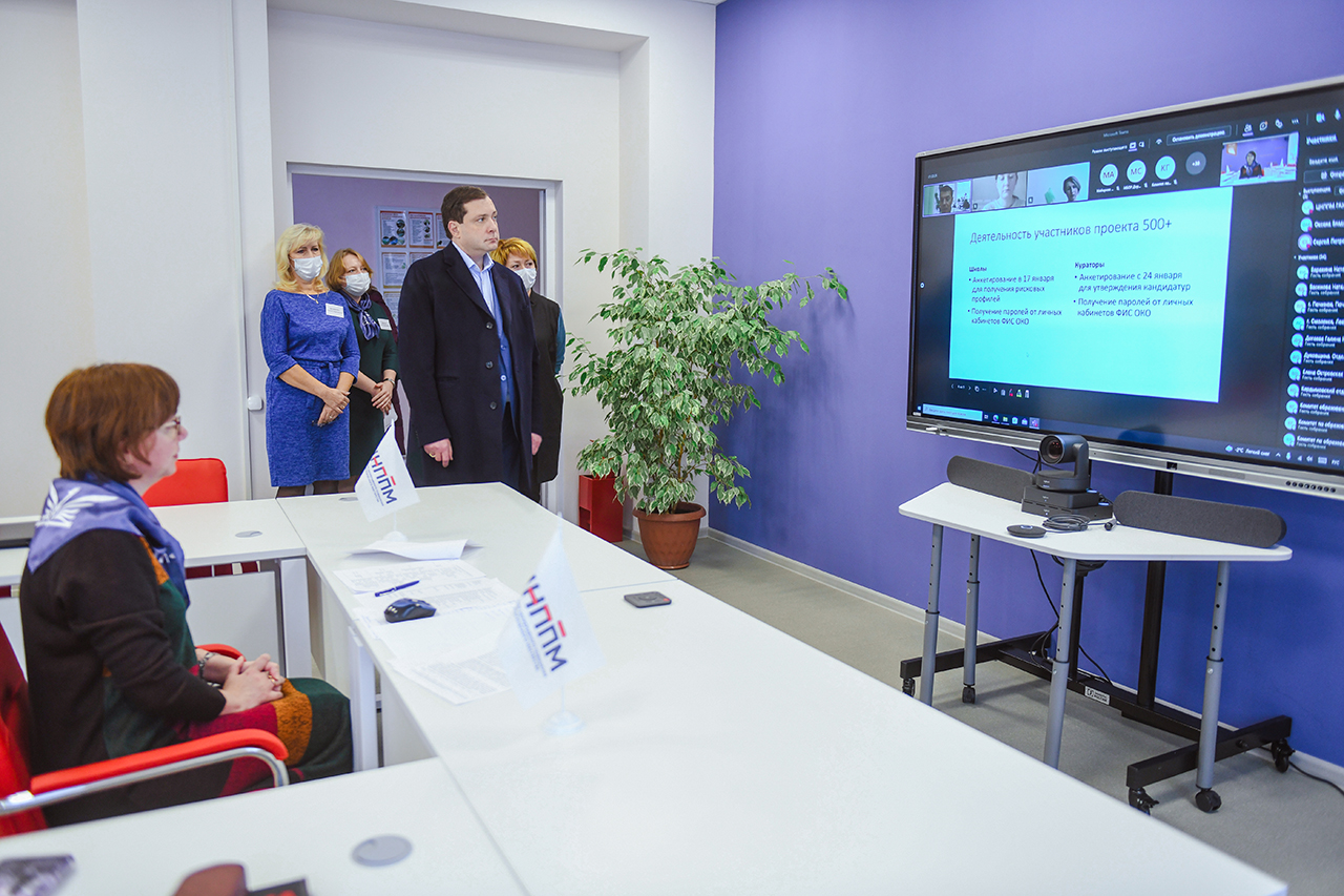 Алексей Островский посетил Центр повышения профессионального мастерства педработников