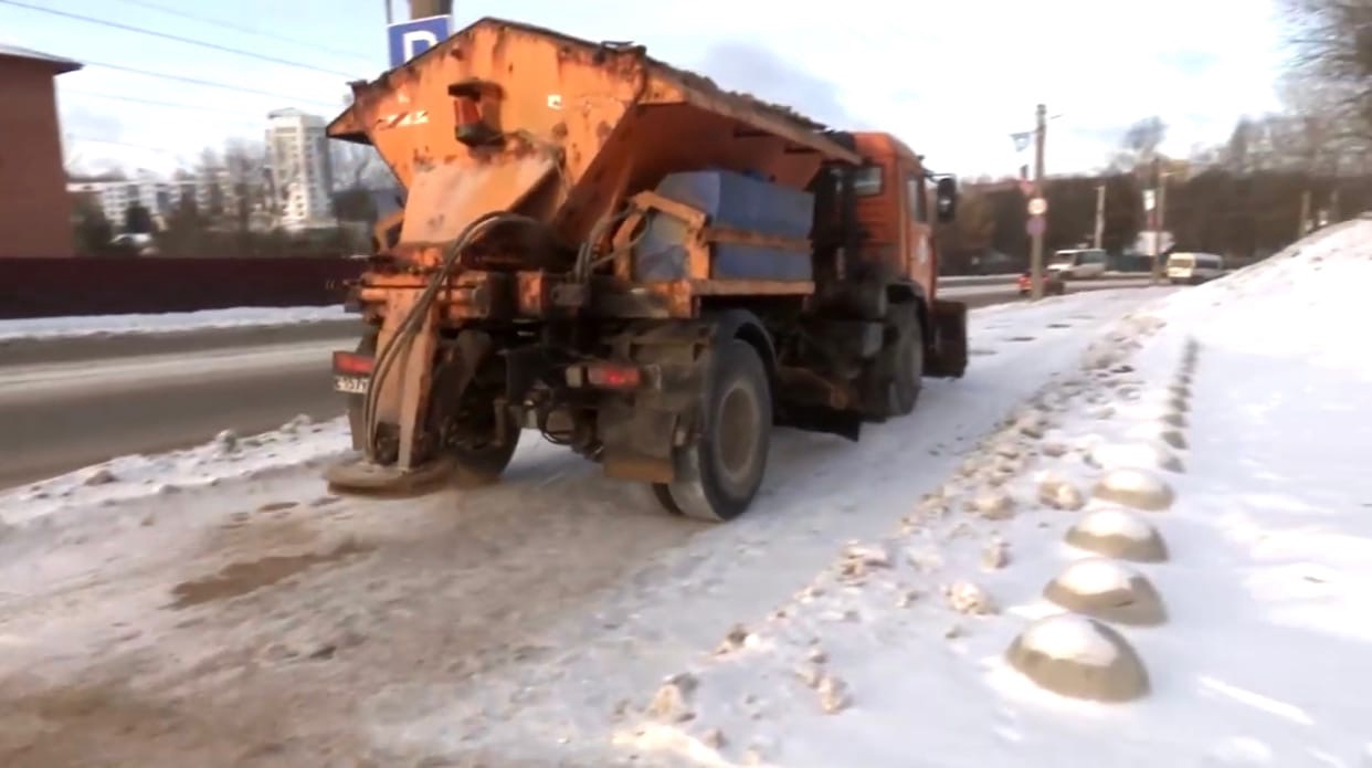 В Смоленске коммунальные службы ведут борьбу со снегом
