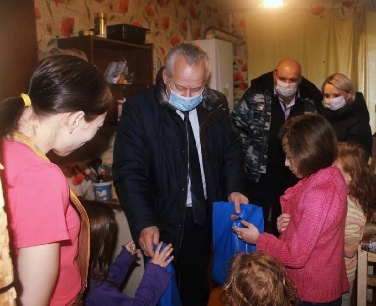 Активисты «Единой России» помогли многодетной смоленской семье встретить Новый год в тепле