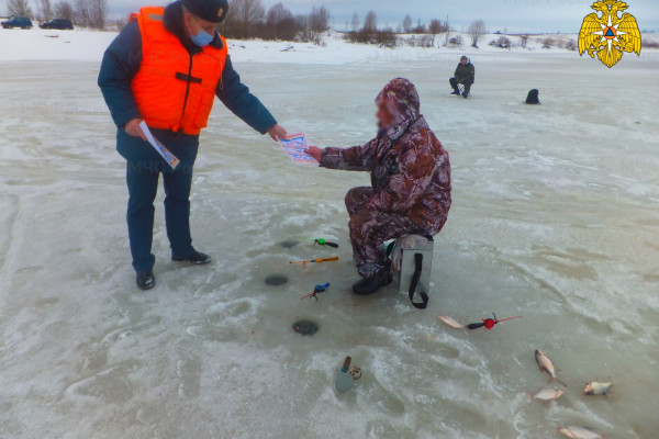 На Смоленщине рыбакам напомнили правила безопасности на замерзших водоемах