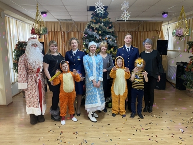 Смоленские следователи поздравили воспитанников подшефного учреждения с наступающим Новым годом