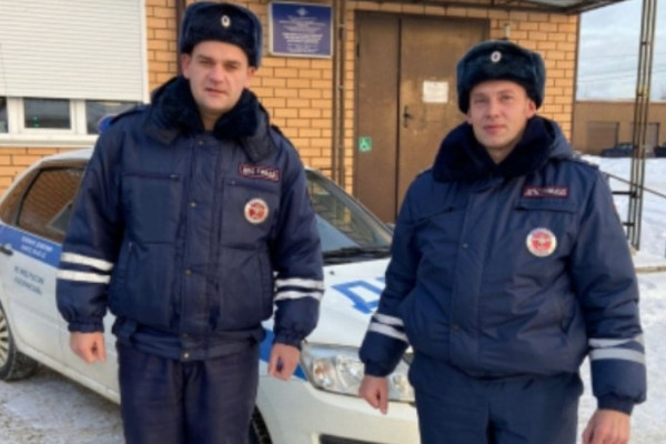 Гагаринские полицейские нашли заблудившихся на болоте мужчин