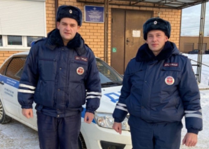 Гагаринские полицейские нашли заблудившихся на болоте мужчин