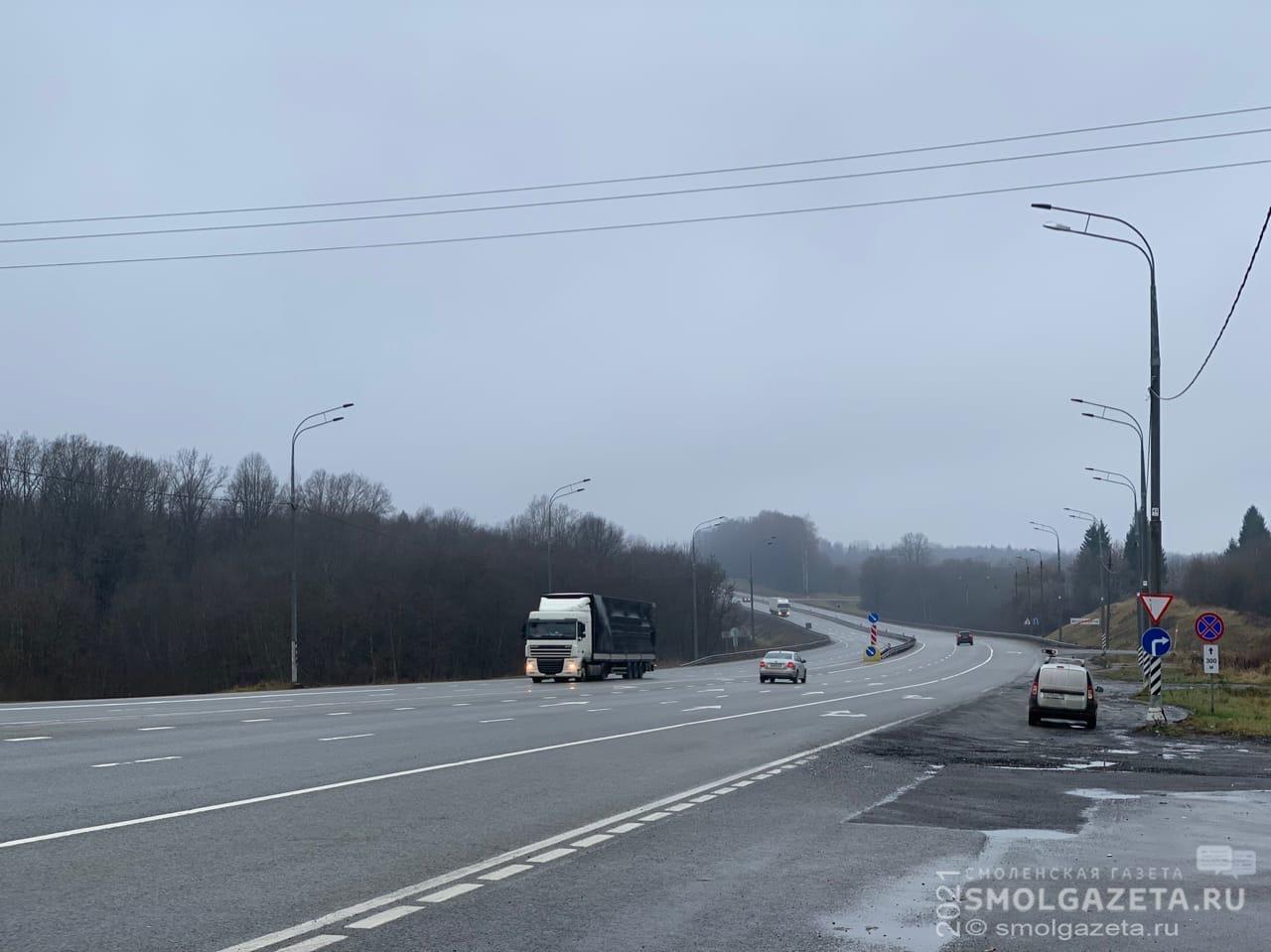 Ранним утром в Сафоновском районе столкнулись два грузовых автомобиля