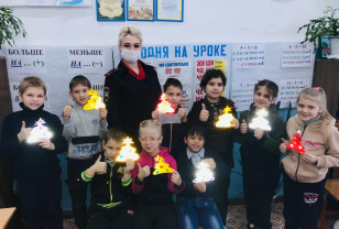 В Рославльском районе сотрудники ГИБДД провели мастер класс «Новогодний светлячок»