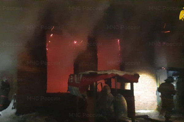 Ранним утром в Смоленске на улице Седова горело производственное помещение