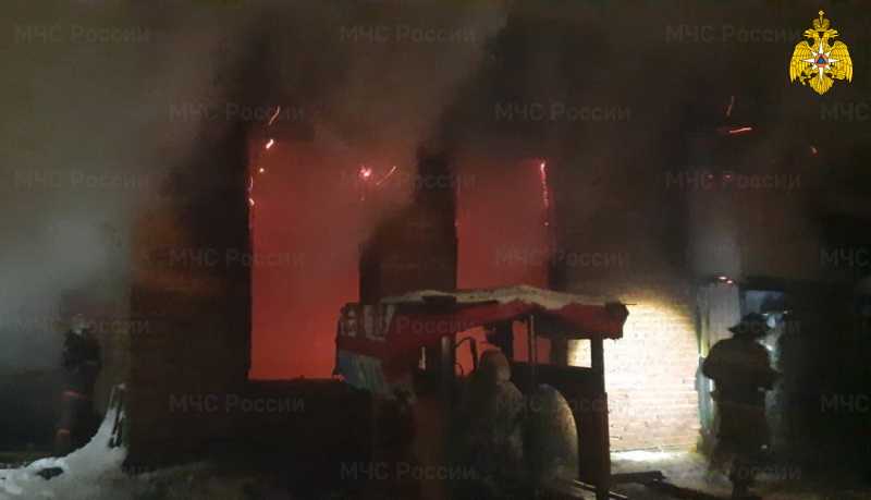 Ранним утром в Смоленске на улице Седова горело производственное помещение