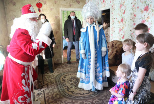 Во всех районах Смоленской области единороссы проводят новогодние акции 