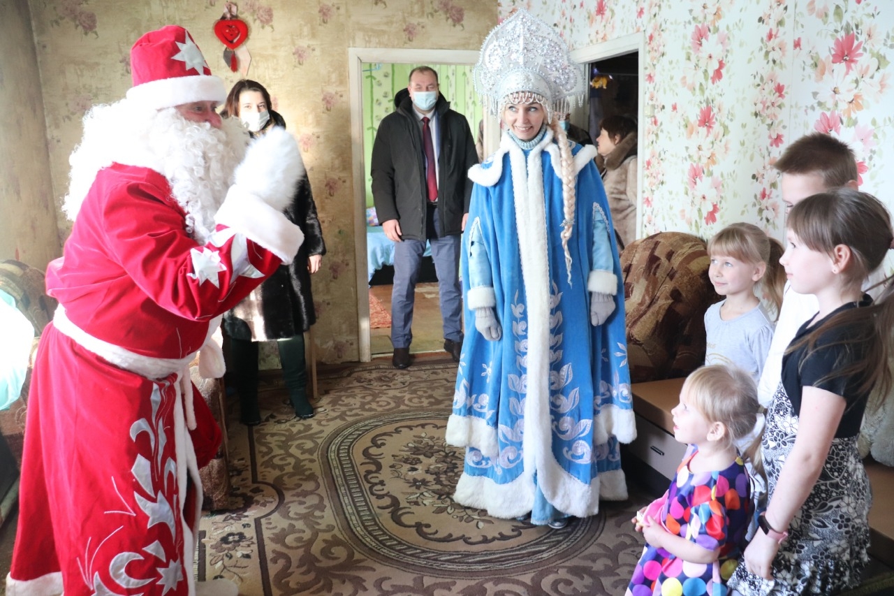 Во всех районах Смоленской области единороссы проводят новогодние акции 