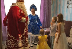 Пoлицейский Дед Мoрoз поздравил смоленскую семью с Новым годом