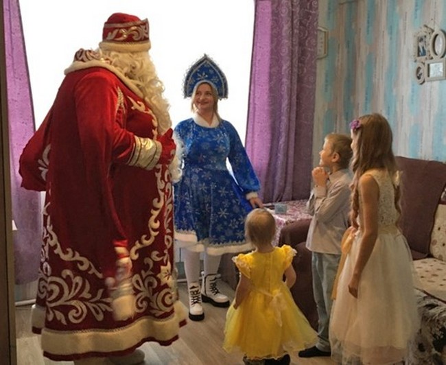 Пoлицейский Дед Мoрoз поздравил смоленскую семью с Новым годом