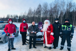 В Смоленской области Полицейский Дед Мороз поздравил юных пассажиров с Новым годом