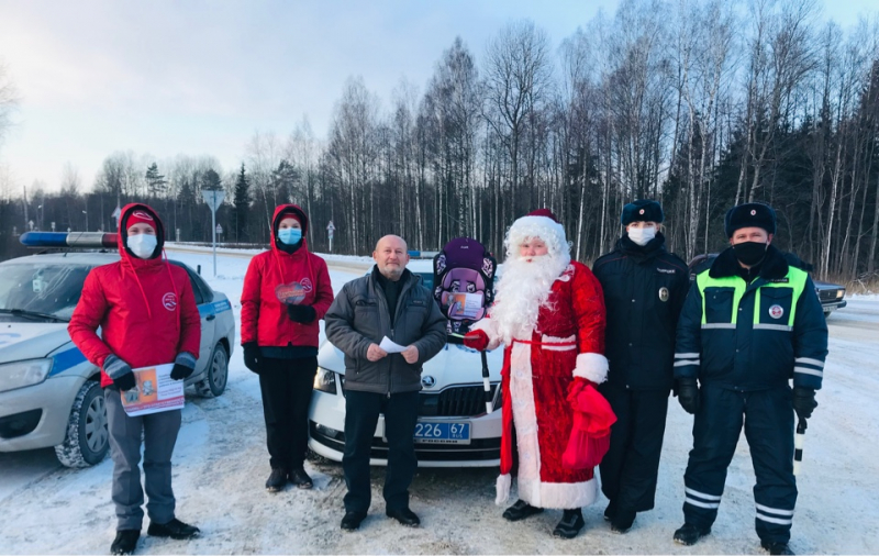 В Смоленской области Полицейский Дед Мороз поздравил юных пассажиров с Новым годом