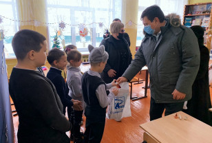 Игорь Ляхов передал детям из деревни Рыбки новогодние подарки 