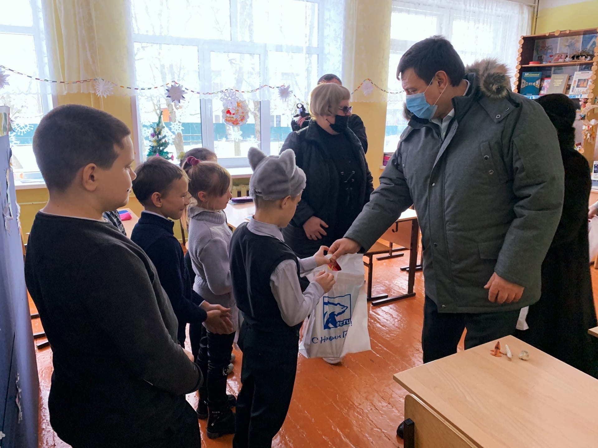 Игорь Ляхов передал детям из деревни Рыбки новогодние подарки 