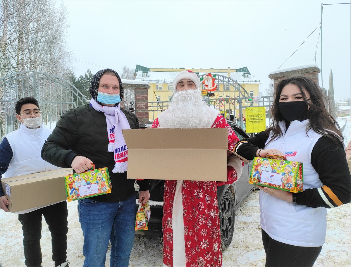 В Смоленской области для воспитанников детских домов передали более 1800 сладких подарков