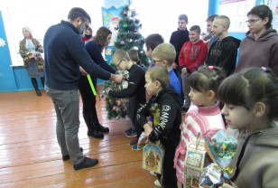 В Вяземском районе Госавтоинспекторы и общественники поздравили школьников с наступающим Новым годом