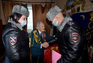 В Смоленске полицейские поздравили ветерана ОВД с наступающим Новым годом и Рождеством