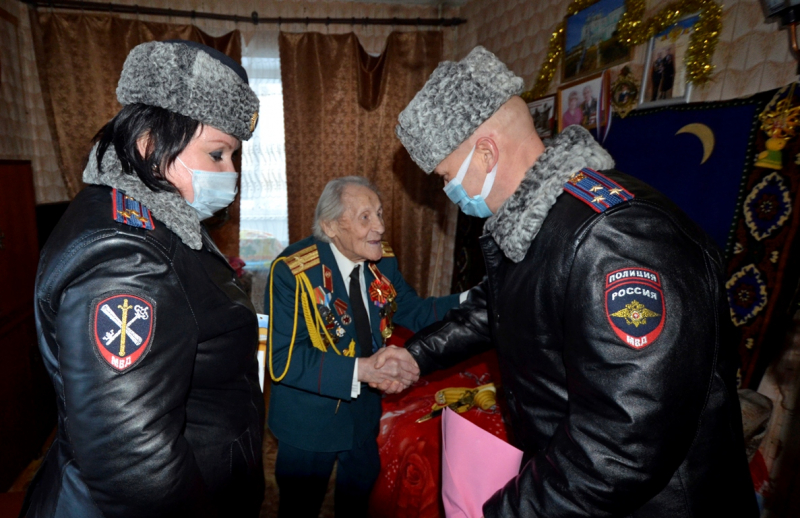 В Смоленске полицейские поздравили ветерана ОВД с наступающим Новым годом и Рождеством