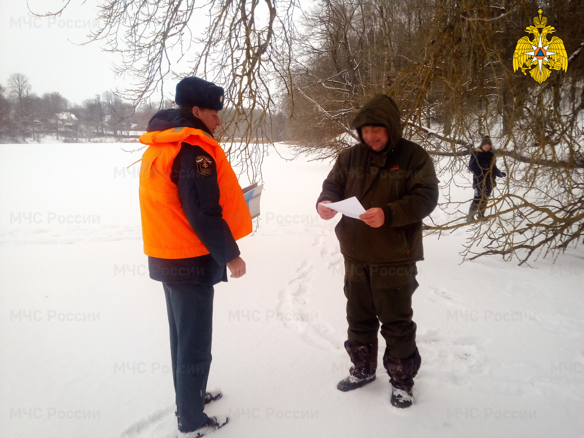 Сотрудники МЧС провели профилактические рейды на водоемах Смоленского района