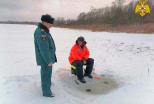 Смоленским рыбакам разъяснили правила безопасности на замерзших водоемах