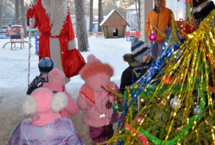 В Смоленске Полицейский Дед Мороз поздравил малышей из подшефного учреждения 