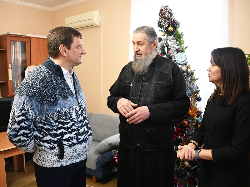 Игорь Ляхов подарил подопечным Смоленского дома для мамы новогодние подарки