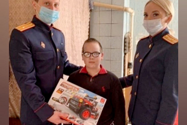 Сотрудники СУ СК России по Смоленской области исполнили новогоднее желание ребенка