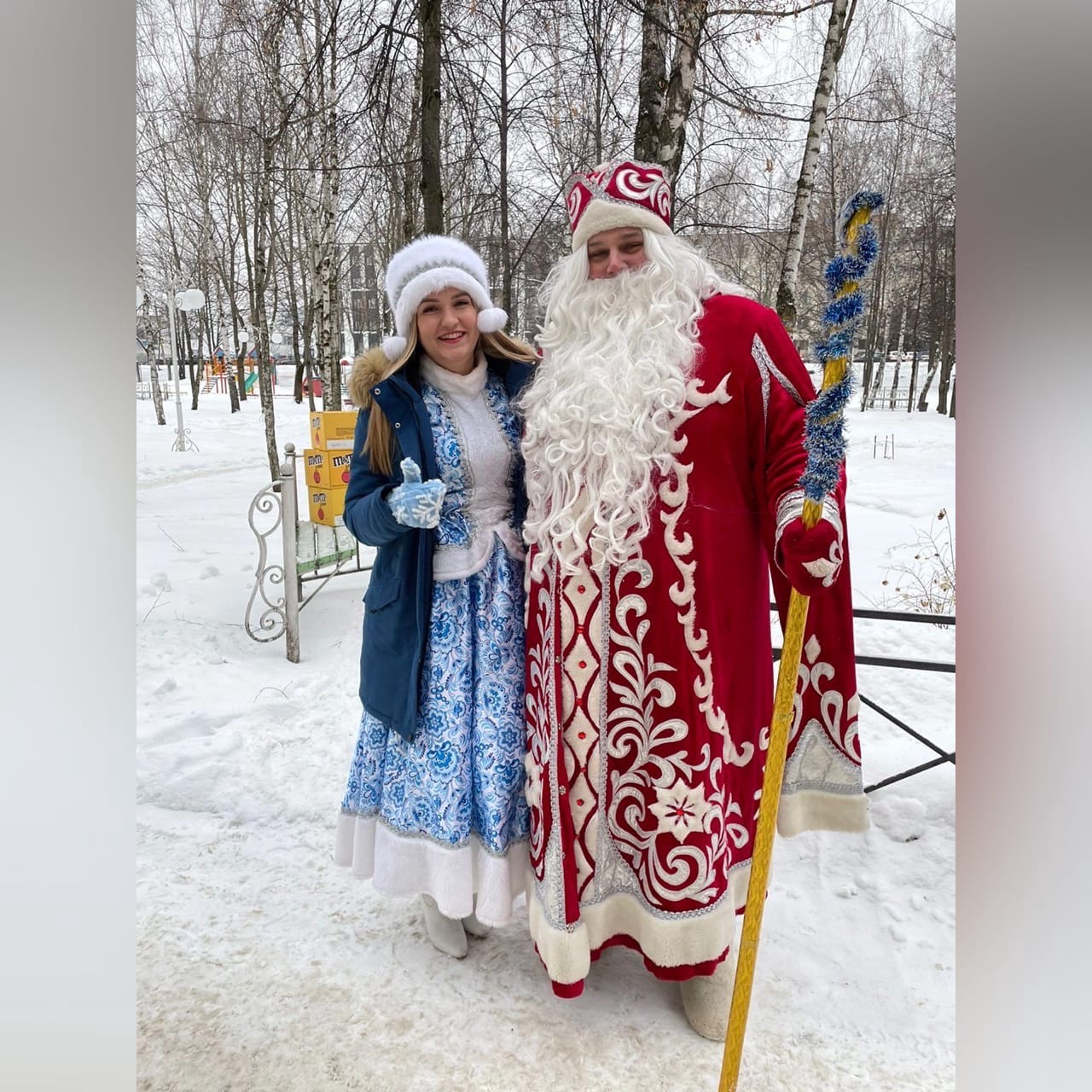 Пациентов Смоленской областной детской клинической больницы навестили Дед Мороз и Снегурочка