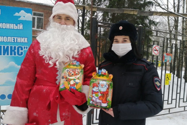 Смоленские полицейские поздравили ребят из подшефного детского учреждения с новогодними праздниками
