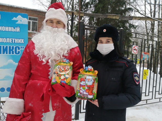 Смоленские полицейские поздравили ребят из подшефного детского учреждения с новогодними праздниками
