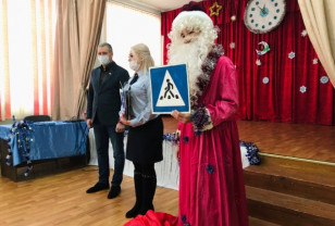 В Рославле Полицейский Дед Мороз посетил школу-интернат